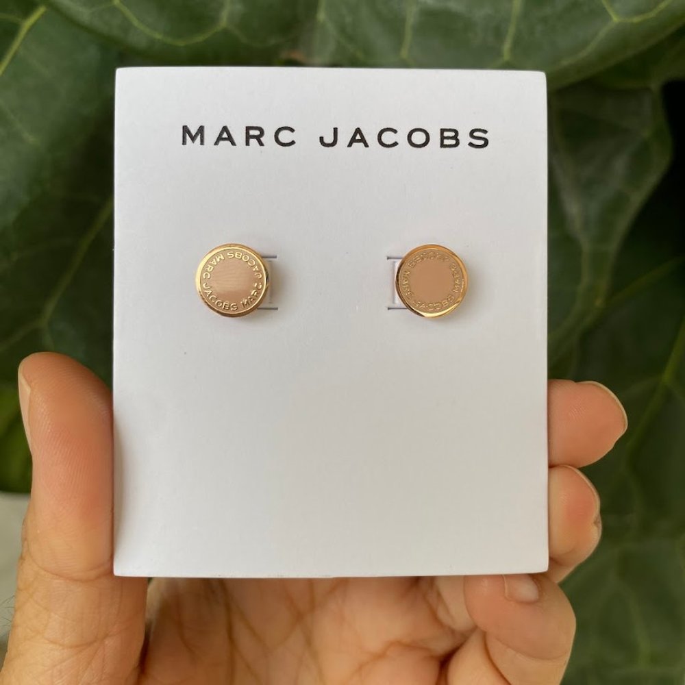 M0008544 MARC JACOBS LOGO DISC ENAMEL STUDS PEACH ROSEGOLD